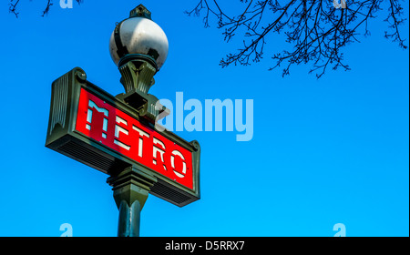Traditionelles Pariser Métro-Schild, Frankreich Stockfoto
