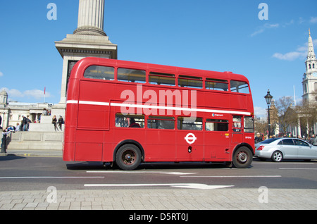 Rot-London-Bus herumfahren Trafalgar Square, London, England mit Nelson Säule im Hintergrund. Stockfoto