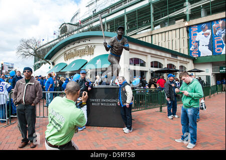 Chicago, USA. 8. April 2013. Chicago Cubs Fans sammeln im Wrigley Field in Chicago für 2013 Hauptliga-Baseball zu Hause Opener. Bildnachweis: Max Herman/Alamy Live-Nachrichten Stockfoto