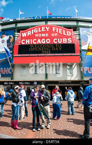 Chicago, USA. 8. April 2013. Chicago Cubs Fans sammeln im Wrigley Field in Chicago für 2013 Hauptliga-Baseball zu Hause Opener. Bildnachweis: Max Herman/Alamy Live-Nachrichten Stockfoto