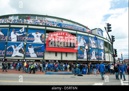 Chicago, USA. 8. April 2013. Chicago Cubs Fans sammeln im Wrigley Field in Chicago für 2013 Hauptliga-Baseball zu Hause Opener. Bildnachweis: Max Herman/Alamy Live-Nachrichten Stockfoto