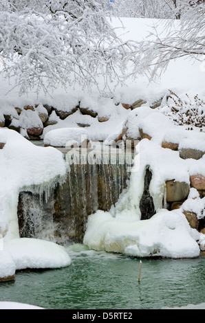 Schneebedeckte Wasserfall. Stockfoto