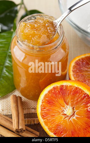 Selbstgemachte Orangenmarmelade auf dem Tisch Stockfoto