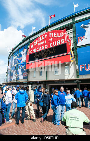 Chicago, USA. 8. April 2013. Chicago Cubs Fans sammeln im Wrigley Field in Chicago für 2013 Hauptliga-Baseball zu Hause Opener. Bildnachweis: Max Herman/Alamy Live-Nachrichten Stockfoto