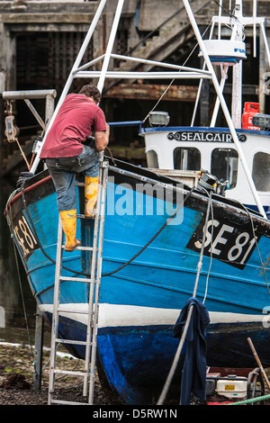 Angeln Boot Renovierung in Ullapool Hafen in den Highlands von Schottland. Stockfoto