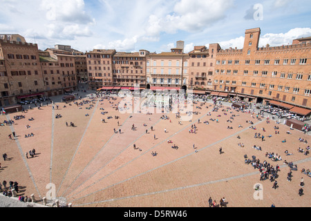 Wunderbarer Blick auf Piazza del Campo in Siena an einem schönen sonnigen Tag. Stockfoto