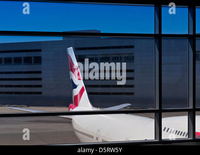 British Airways 747 'Jumbo' Jet bei der Abreise von Business Lounge Fenster Flughafen San Francisco Kalifornien USA Stockfoto