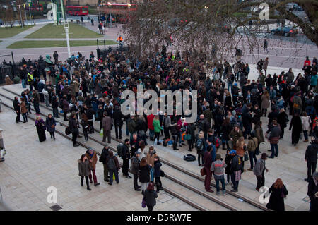 London, UK. 8. April 2013. Kundenansturm bei Windrush Square Brixton, ehemaliger Premierminister, Baronin Margaret Thatcher Tod zu feiern. Bildnachweis: Andrew Thornley/Alamy Live-Nachrichten Stockfoto