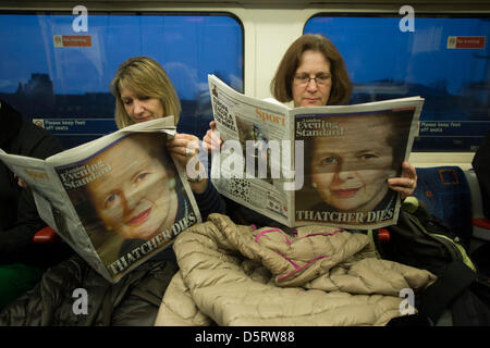 London, UK. 8. April 2013.  Londonders auf The Underground Lesen von dem Tod des ehemaligen britischen Premierminister, Baronin Margaret Thatcher dessen Tod am 8. April 2013 in London bekannt wurde. Thatcher (Maggie Briten genannt) diente als Führer der konservativen Partei dann Premierminister von Großbritannien von 1979 bis 1990 und bestandene Weg von einem Schlaganfall im Alter von 87. Bildnachweis: Richard Baker/Alamy Live-Nachrichten Stockfoto