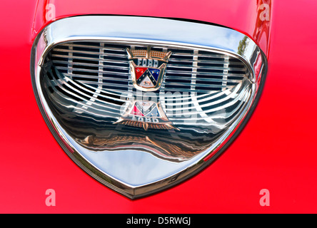 1950s Ford Fairlane Skyliner Detail Nahaufnahme Abzeichen amerikanischen klassischen Motor Chrom Auto Lufteinlass Detail 1950s roten Lack Stockfoto