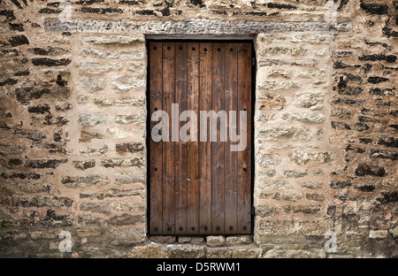 Alte Holztür in Steinburg Wand. Tallinn, Estland Stockfoto