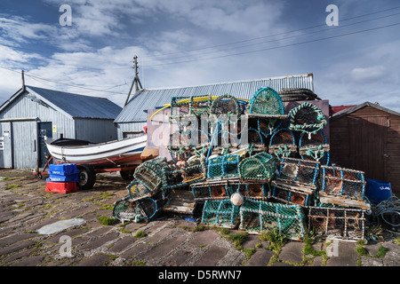 Hummer-Töpfe auf Cromarty Pier auf der schwarzen Insel in Schottland Stockfoto