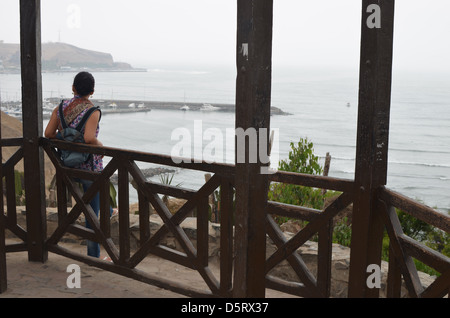 Mädchen schaut über dem Pazifischen Ozean im Baranco, Lima Stockfoto