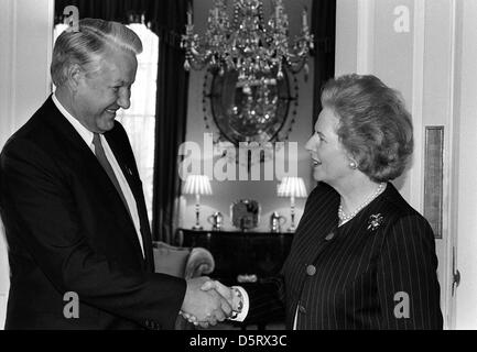 April 1990 ehemalige Premierministerin Margaret Thatcher an ihrem damaligen Wohnsitz Downing St mit Boris Yeltsin abgebildet. Stockfoto