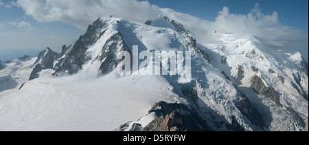 Chamonix, Frankreich, ein Panoramabild des beeindruckenden Mont Blanc Massivs, aufgenommen von der Aiguille du Midi, über das Tal Blanche Stockfoto