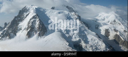 Chamonix, Frankreich, ein Panoramabild des beeindruckenden Mont Blanc Massivs, aufgenommen von der Aiguille du Midi, über das Tal Blanche Stockfoto