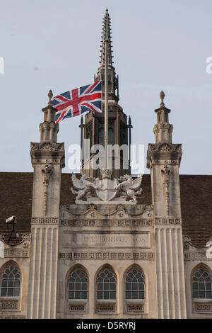 London, UK. 8. April 2013. Anschluß-Markierungsfahne fliegt die Guildhall, nach dem Tod von Baroness Thatcher auf Halbmast. Bildnachweis: Martyn Wheatley / Alamy Live News Stockfoto