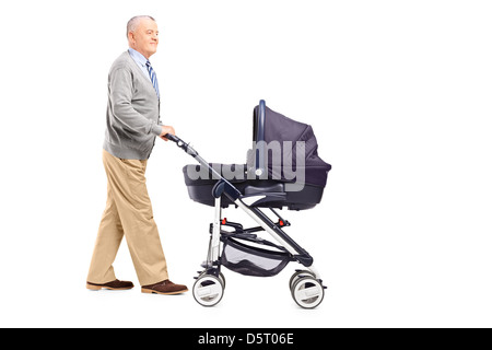 In voller Länge Portrait eines Großvaters Drängen seines Neffen Baby in einem Kinderwagen isoliert auf weißem Hintergrund Stockfoto