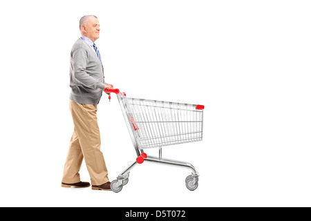 Voller Länge Porträt eines Herrn zu Fuß und schob einen leeren Einkaufswagen isoliert auf weißem Hintergrund Stockfoto
