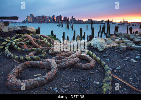 Zerrissenen Seil auf einer verlassenen Pier entlang Boston Harbor mit Skyline der Stadt im Hintergrund. Stockfoto