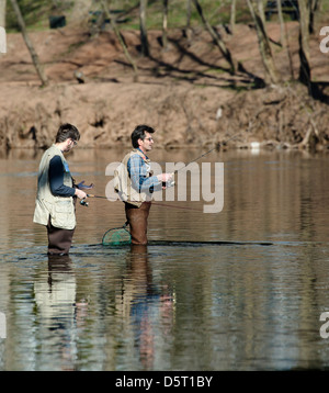 Zwei Fischer in einem Fluss waten. Wasser bis zu den Knien. Stockfoto