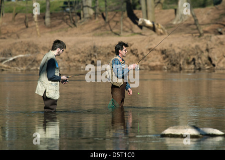 Zwei Fischer in einem Fluss waten. Wasser bis zu den Knien. Stockfoto