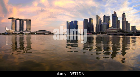 Reflexion des Central Business District in Singapur Skyline Singapur Fluss bei Sonnenuntergang Panorama Stockfoto