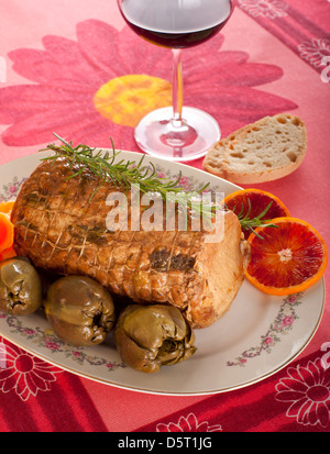 Roulade von Schweinefleisch auf weißem Hintergrund Stockfoto