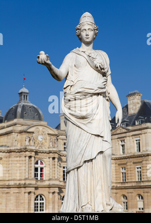 Statue der Minerva (mit der griechischen Göttin Athene gleichgesetzt) am Jardin de Luxembourg in Paris, Frankreich. Stockfoto