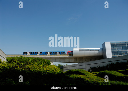 DLR-Zug verlässt Pontoon Dock-Station, Thames Barrier Park, London, England, Großbritannien, UK, Stockfoto