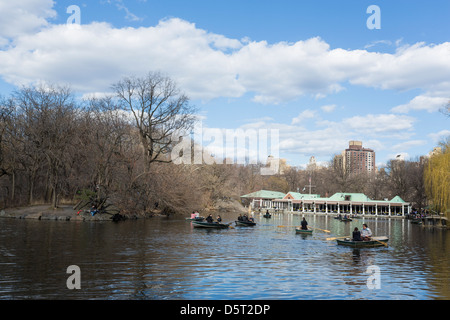 Menschen Sie genießen Sonnentag von hinmöchte, Zeile Bootstouren auf dem berühmten Loeb BoatHouse im Central Park, New York im Frühjahr Stockfoto