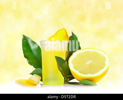 Italienische alkoholisches Getränk - Limoncello Stockfoto