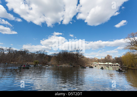 Menschen Sie genießen Sonnentag von hinmöchte, Zeile Bootstouren auf dem berühmten Loeb BoatHouse im Central Park, New York im Frühjahr Stockfoto