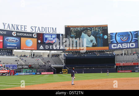 Hideki Matsui, 1. April 2013 - MLB: Ehemaliger Yankee Hideki Matsui Dokumentarfilm wird auf dem Bildschirm vor dem Eröffnungstag Baseball-Spiel zwischen den Boston Red Sox und den New York Yankees im Yankee Stadium in der Bronx, New York, Vereinigte Staaten von Amerika gespielt. (Foto von Thomas Anderson/AFLO) (JAPANISCHE ZEITUNG HERAUS) Stockfoto