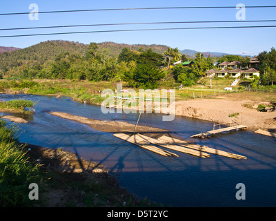 Bambus-Flöße in Pai Fluss gesehen von Memorial Bridge auf Pai, Mae Hong Son, Thailand Stockfoto