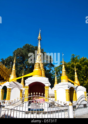 Goldene Pagode in Tai Yai Stil in Wat Klang, Pai in Mae Hong Son, Thailand. Stockfoto
