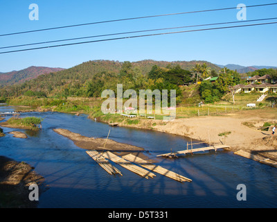 Bambus-Flöße in Pai Fluss gesehen von Memorial Bridge auf Pai, Mae Hong Son, Thailand Stockfoto