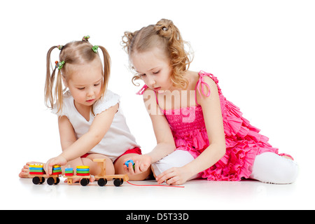 zwei Kinder Schwestern zusammenspielen, isolierten auf weißen Hintergrund Stockfoto