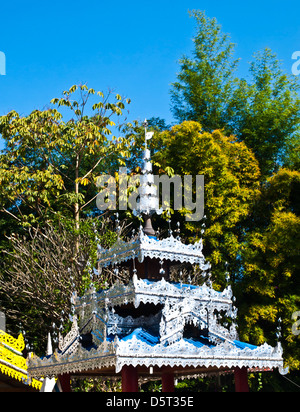Decke Dekoration im Stil Tai Yai (Pan Soi) im Wat Klang, Pai in Mae Hong Son, Thailand. Stockfoto