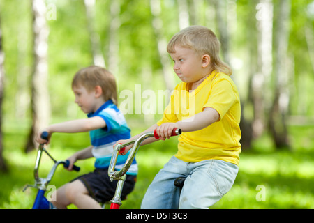 Meine lieben Kinder, ihr Fahrrad im park Stockfoto