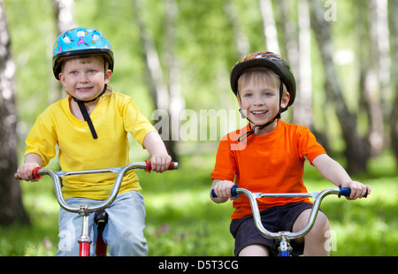 Meine lieben Kinder, ihr Fahrrad im park Stockfoto