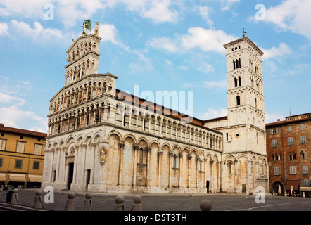 Basilika San Michele in Foro mit der berühmten Statue des Madonna Salutis Portus an der Ecke der Fassade in Lucca, Italien. Stockfoto