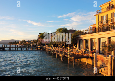 Sonnenuntergang von der Anlegestelle Hafen in Sirmione am Lago di Garda, Italien. Stockfoto