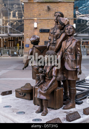 LONDON, Großbritannien - 07. APRIL 2013: Kindertransport Memorial Statue von Frank Meisler vor Liverpool Street Station Stockfoto