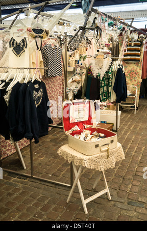 LONDON, Großbritannien - 07. APRIL 2013: Pretty Fashion Stall in Greenwich Market Stockfoto