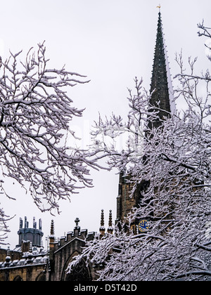 SHEFFIELD, Großbritannien - 23. MÄRZ 2013: Sheffield Cathedral im Schnee Stockfoto