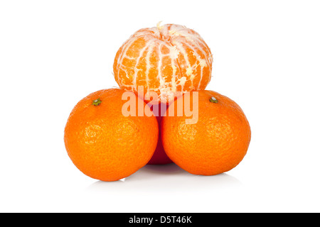Frische Mandarinen und geschälte Mandarine isoliert auf weißem Hintergrund Stockfoto