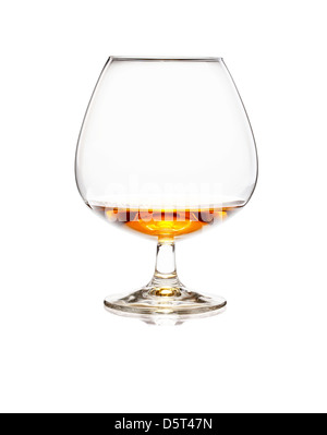 Glas Cognac oder Whisky isoliert auf weißem Hintergrund Stockfoto