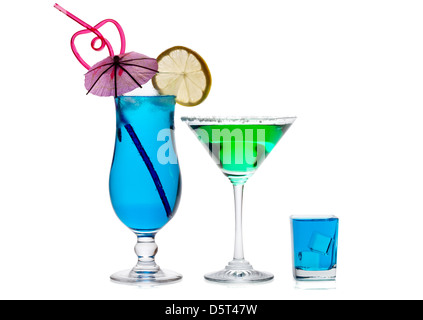 Blaue Lagune, Green Vesper und Bombay Sapphire erschossen isolierten auf weißen Hintergrund Stockfoto