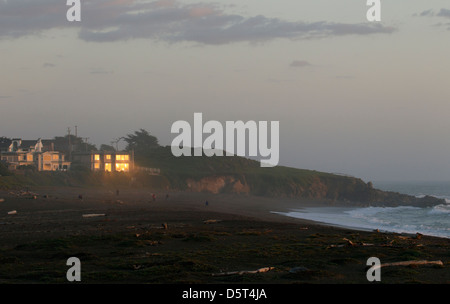 Untergehenden Sonne Strand Haus Fenster reflektieren Stockfoto